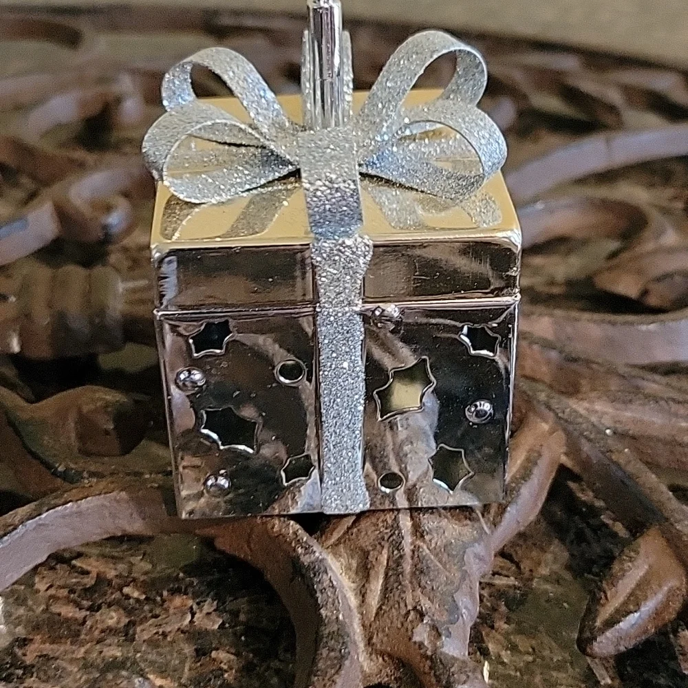 Decorative silver metal holder for cards, Brunch tags, or pictures